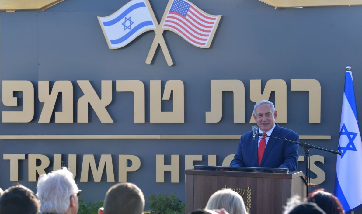 Premierminister Netanyahu vor dem Ortsschild von Ramat Trump